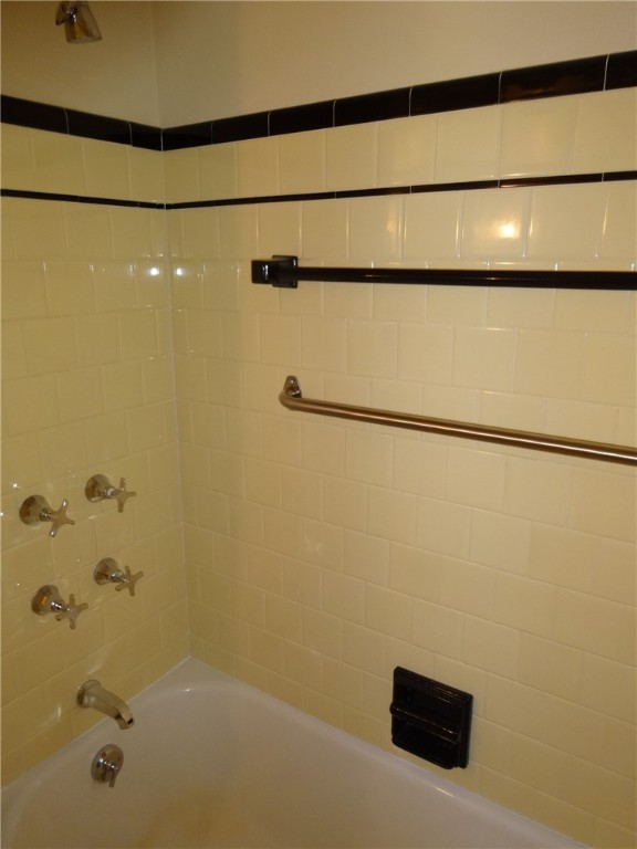 106 Sagamore Road Cranston, RI 02920 - Photo 24 of 43 Bathtub with Shower