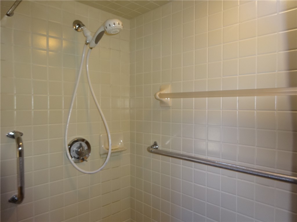 106 Sagamore Road Cranston, RI 02920 - Photo 29 of 43 2nd Level Bathtub & Shower