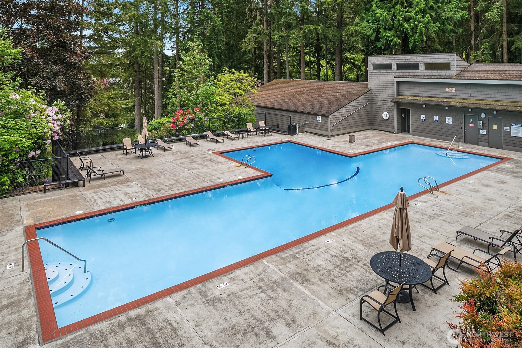6582 137th Avenue Northeast, Unit 414 Redmond, WA 98052 - Photo 24 of 28 a living room with furniture and a rug