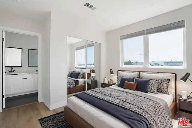 $4,125 | 1726 Menlo Avenue, Los Angeles, CA 90006