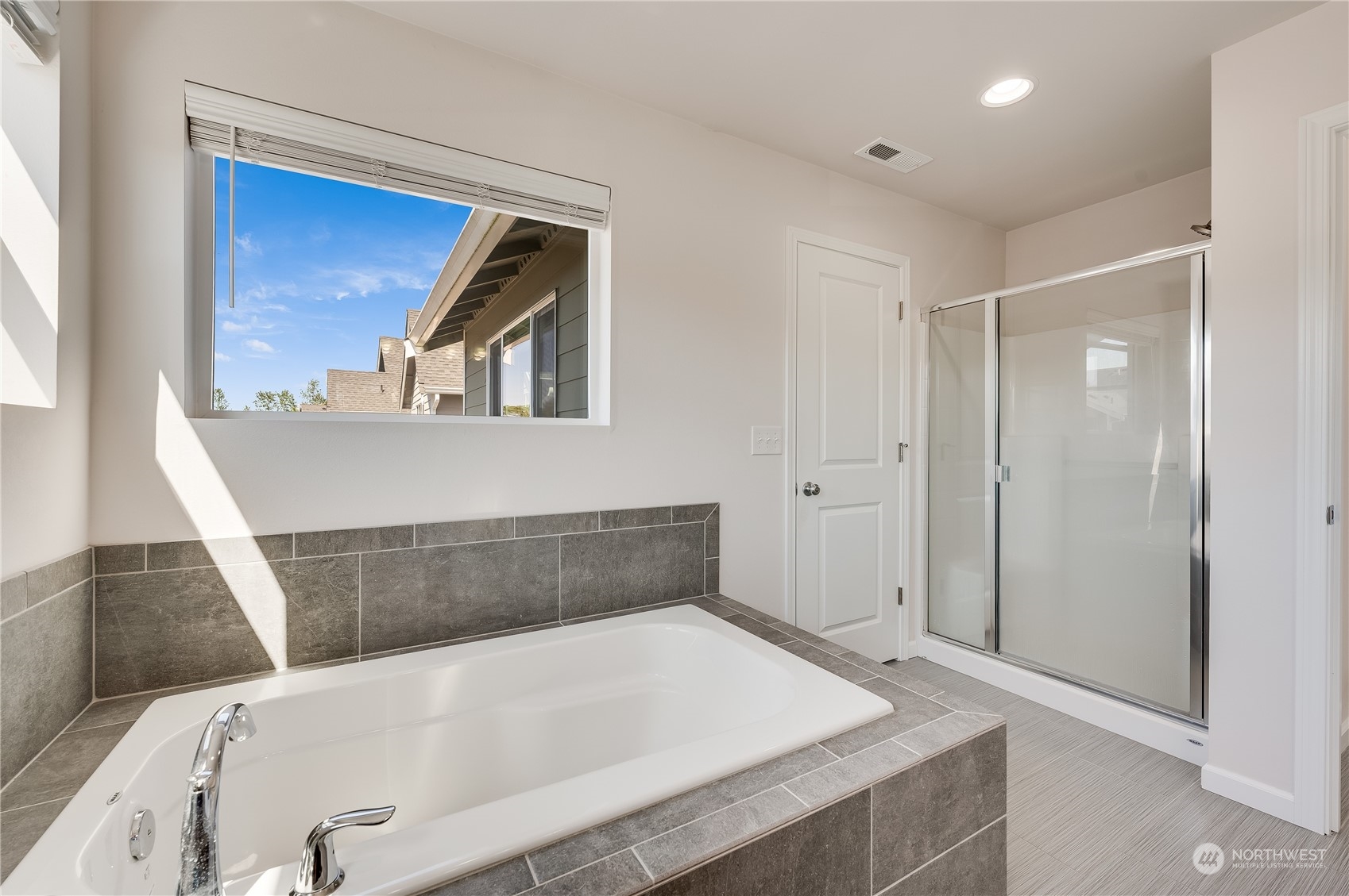 4501 30th Drive Southeast Everett, WA 98203 - Photo 23 of 29 a bathroom with a tub and mirror