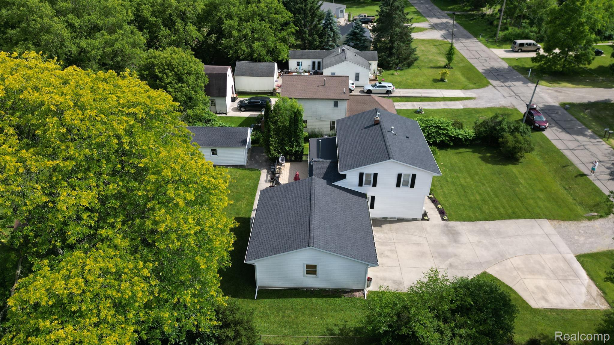 1189 Rinn Street Burton, MI 48509 - Photo 41 of 44 Side view of property