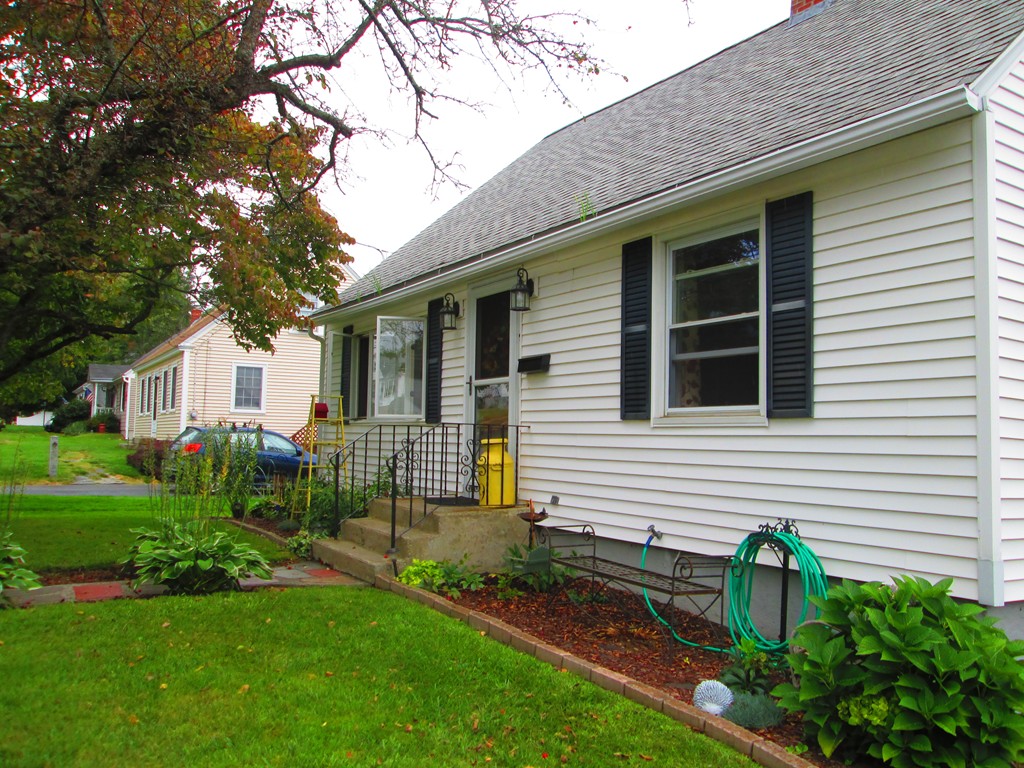 9 Davis Road Auburn, MA 01501 - Photo 2 of 24 Gallery Image 2