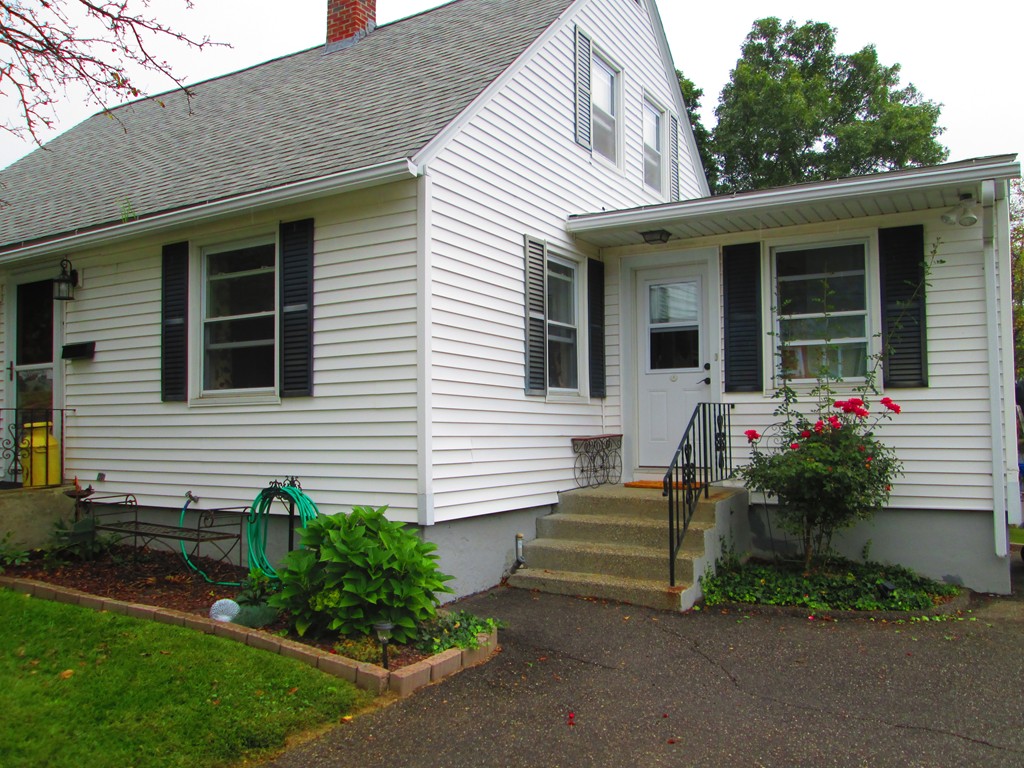 9 Davis Road Auburn, MA 01501 - Photo 4 of 24 Gallery Image 4
