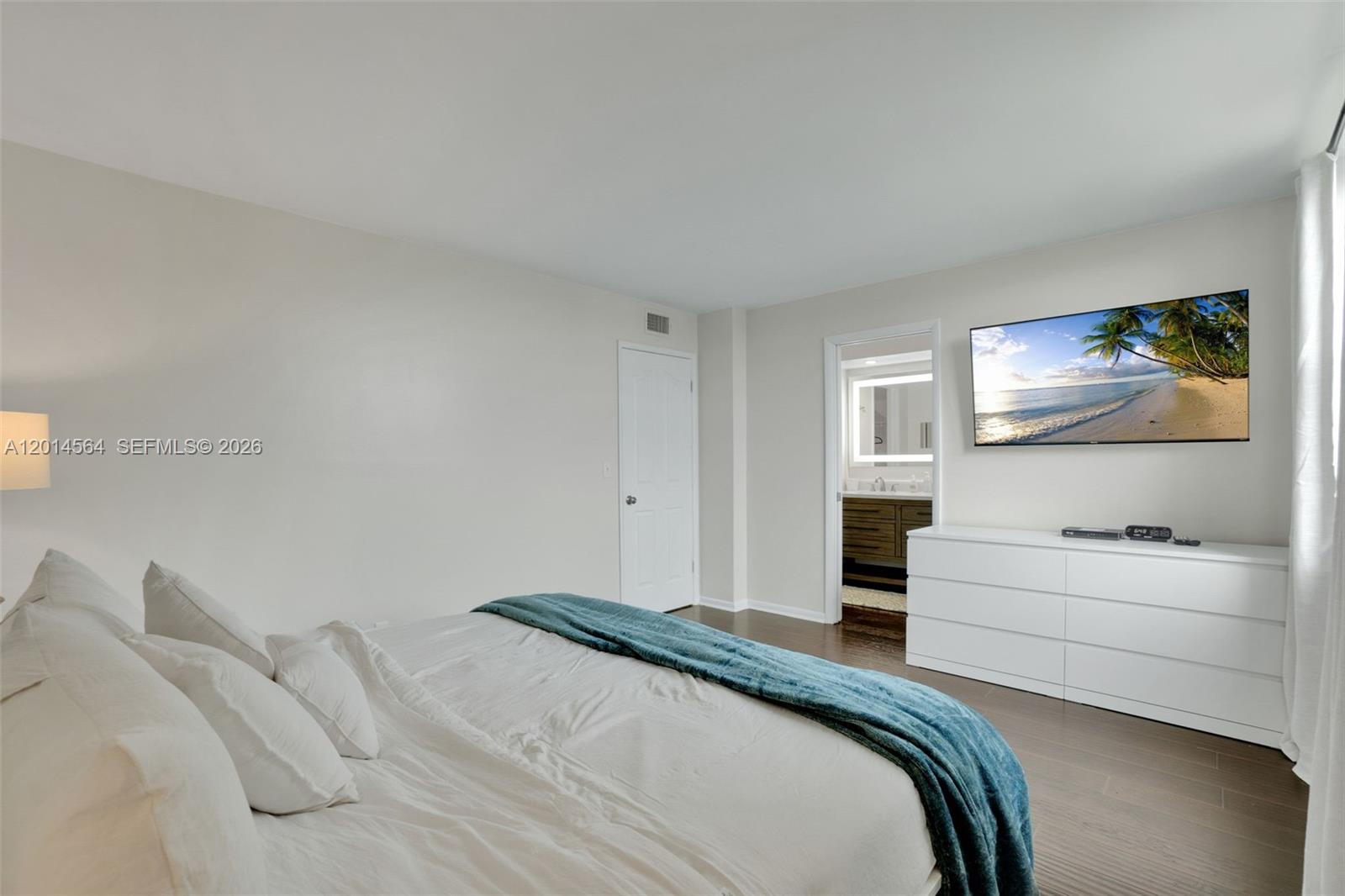 500 Egret Circle, Unit 8403 Delray Beach, FL 33444 - Photo 14 of 32 a bedroom with a bed and lamp