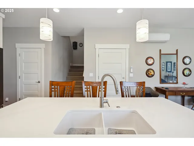 $695,000 | 1250 29th Street, Hood River, OR 97031