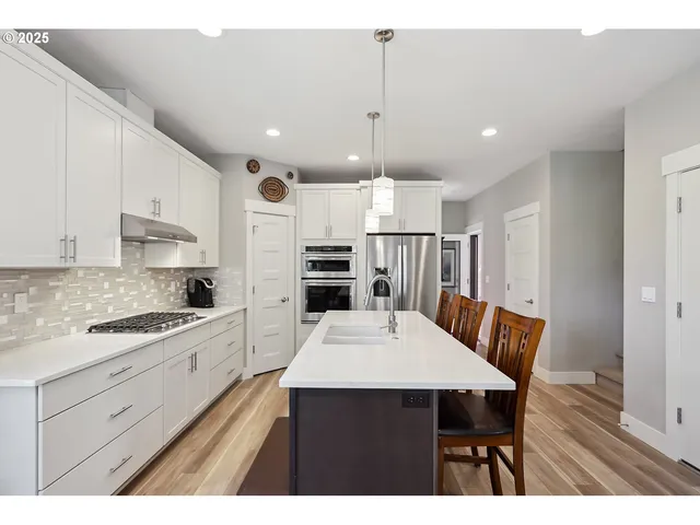 $695,000 | 1250 29th Street, Hood River, OR 97031