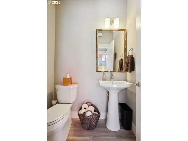 $695,000 | 1250 29th Street, Hood River, OR 97031