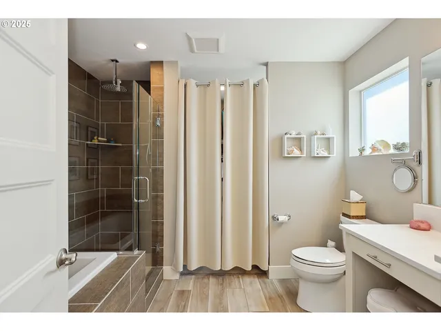 $695,000 | 1250 29th Street, Hood River, OR 97031