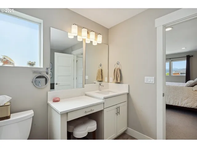 $695,000 | 1250 29th Street, Hood River, OR 97031