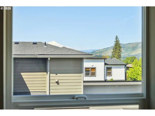 $695,000 | 1250 29th Street, Hood River, OR 97031