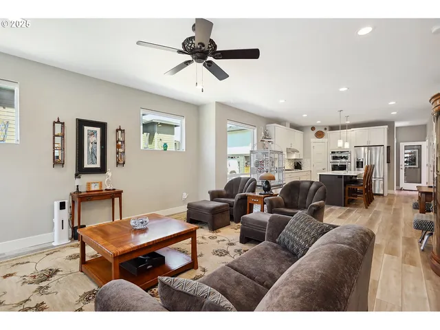 $695,000 | 1250 29th Street, Hood River, OR 97031