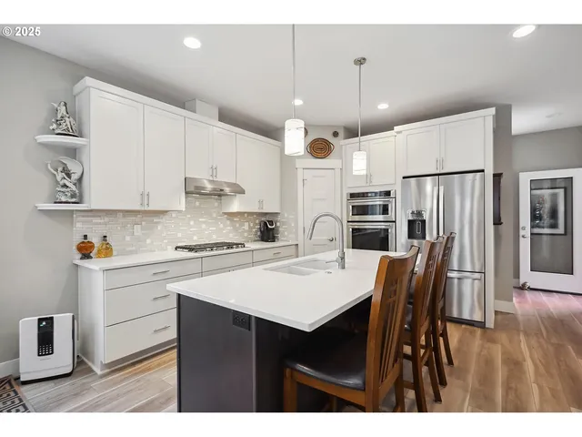 $695,000 | 1250 29th Street, Hood River, OR 97031