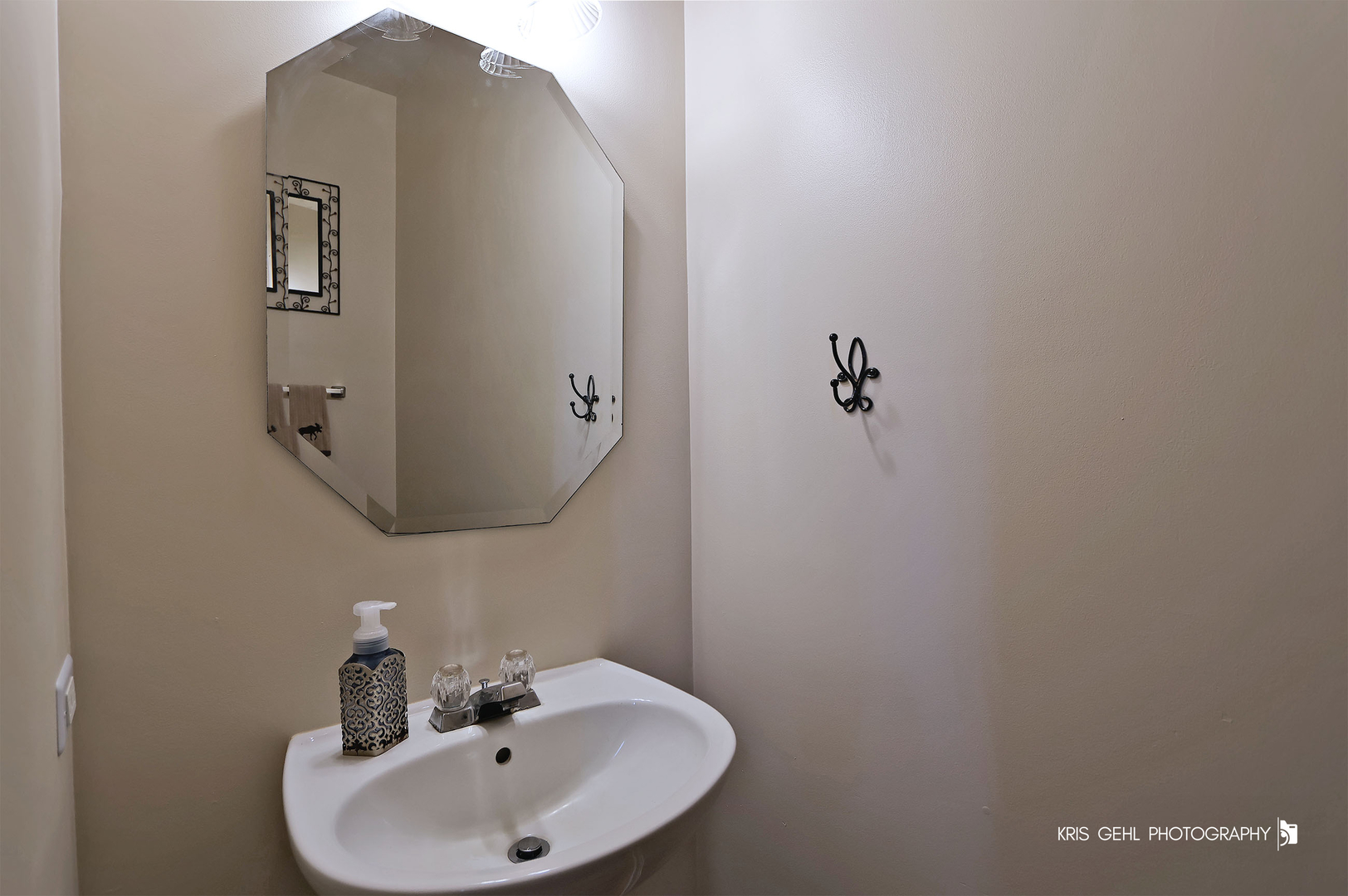 2726 Providence Lane Lindenhurst, IL 60046 - Photo 12 of 29 a bathroom with a sink and mirror