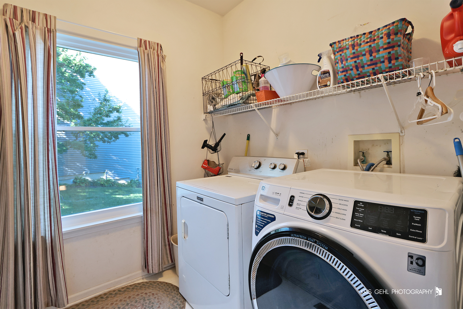 2726 Providence Lane Lindenhurst, IL 60046 - Photo 13 of 29 a utility room with dryer and washer