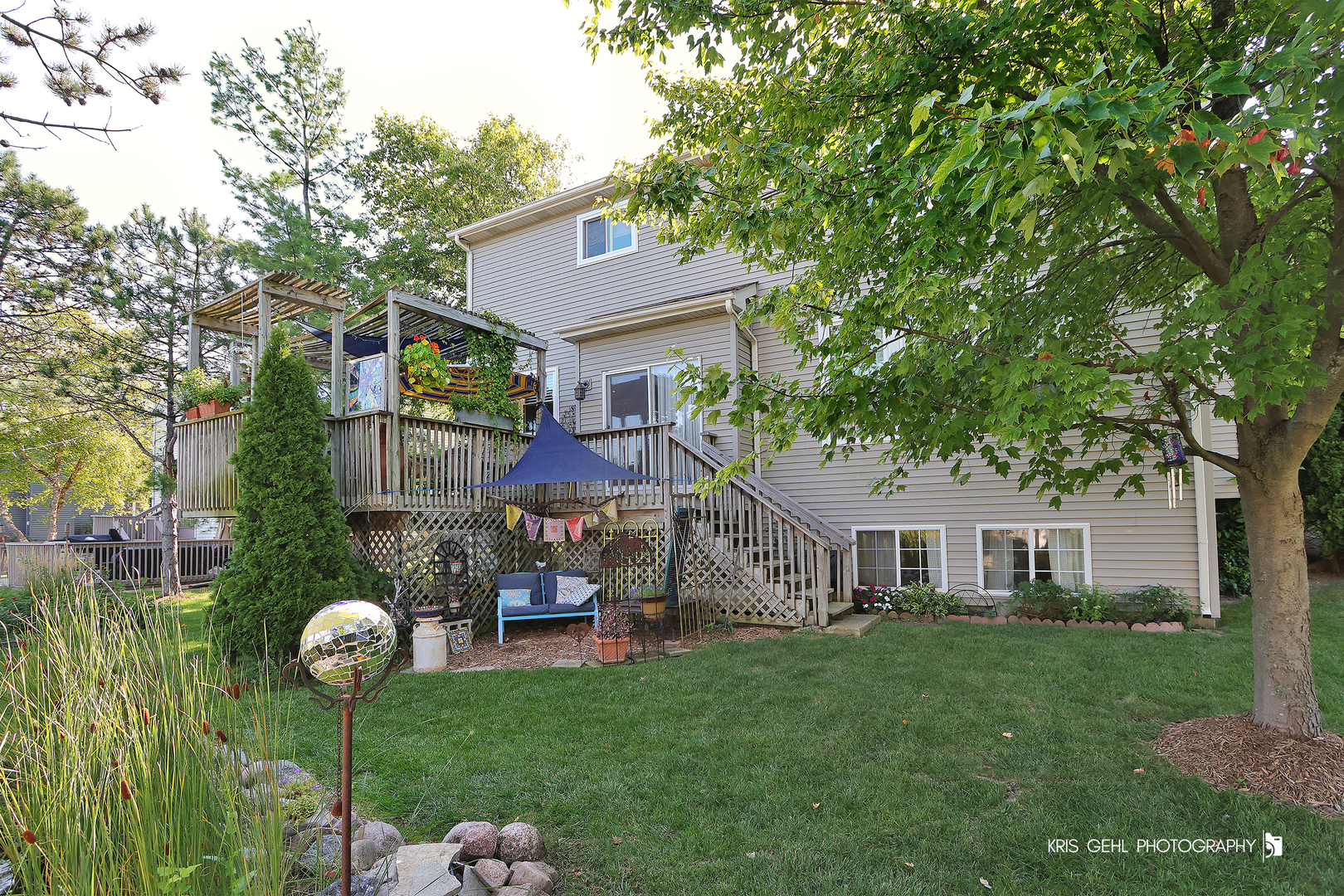 2726 Providence Lane Lindenhurst, IL 60046 - Photo 24 of 29 a view of a chairs and table in backyard