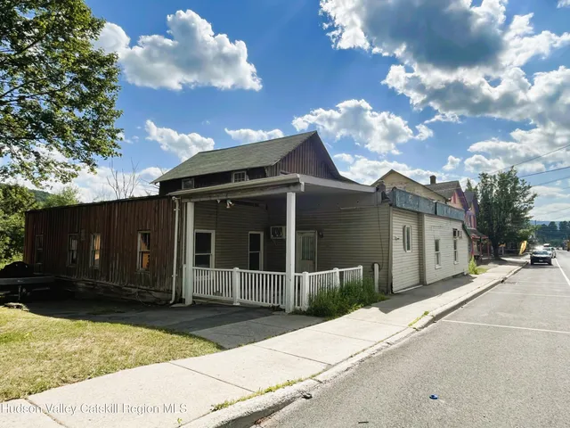 a view of a house with a yard