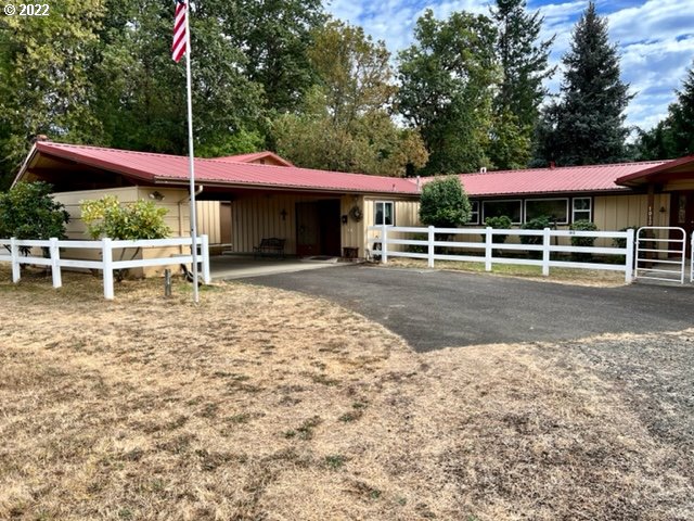 1012 Curry Road Roseburg, OR 97471 - Photo 1 of 36 Gallery Image 1
