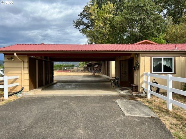 1012 Curry Road Roseburg, OR 97471 - Photo 3 of 36 Gallery Image 3