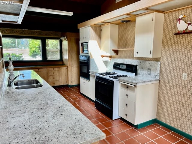 1012 Curry Road Roseburg, OR 97471 - Photo 8 of 36 Gallery Image 8