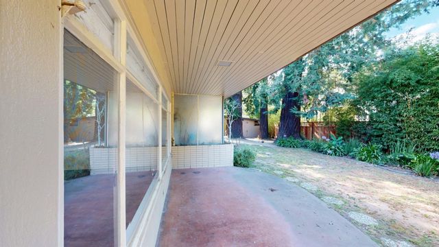 a view of a house with a backyard