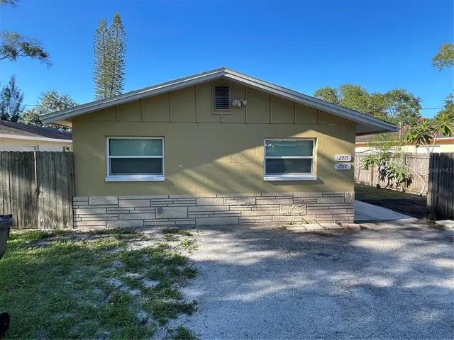 a view of a backyard