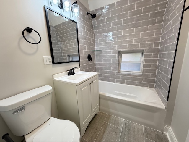 7045 South Prairie Avenue Chicago, IL 60637 - Photo 6 of 11 a bathroom with a sink a toilet and bathtub