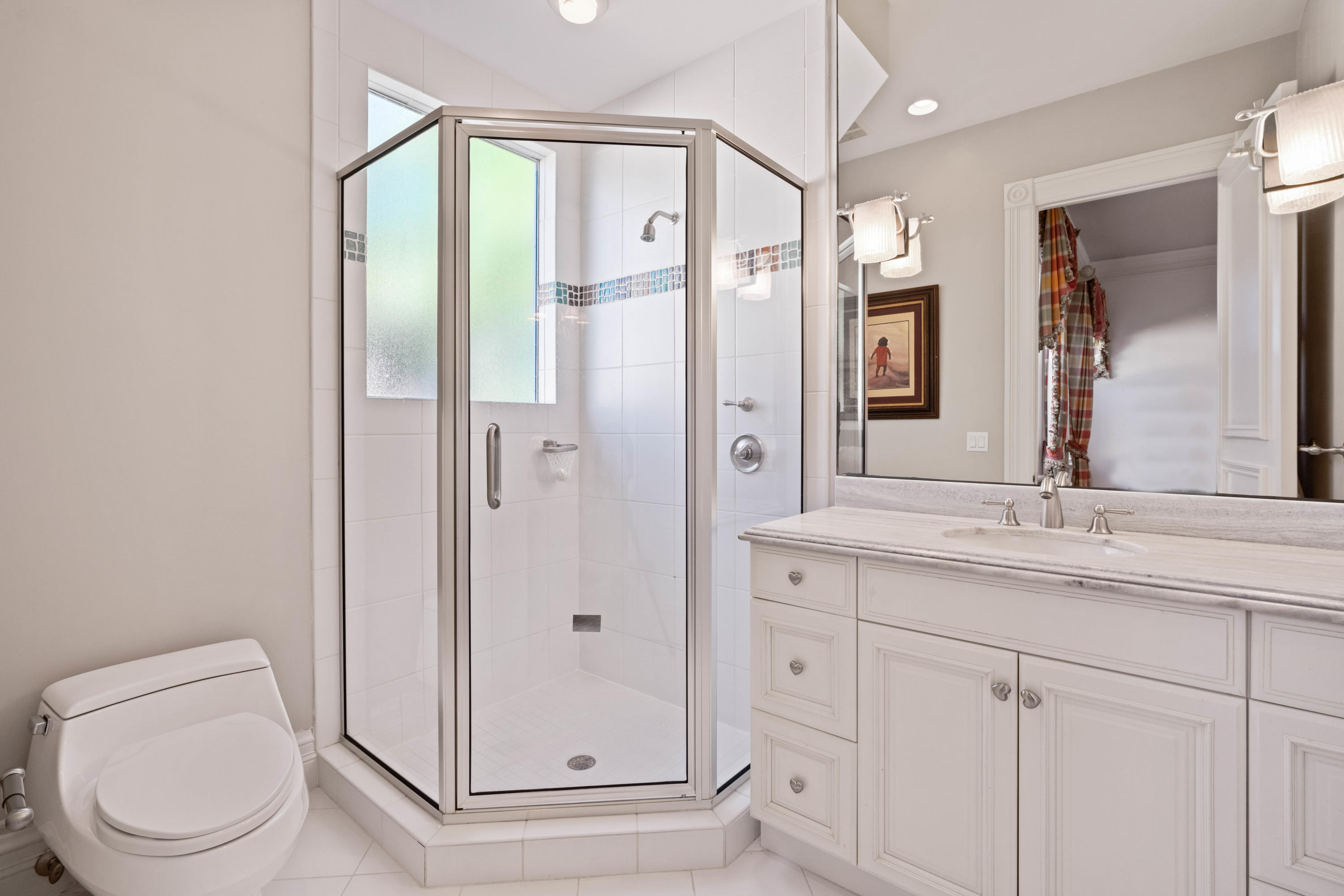 387 Eagle Drive Jupiter, FL 33477 - Photo 35 of 77 Guest Bath 2