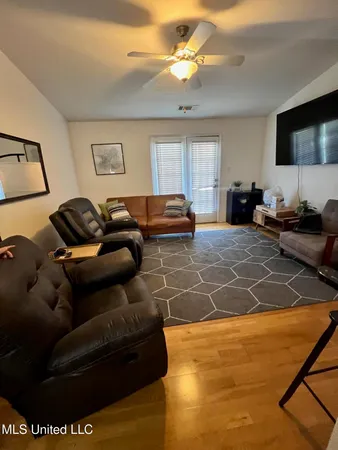 $1,800 | 2421 Beachview Drive, Unit B7, Ocean Springs, MS 39564