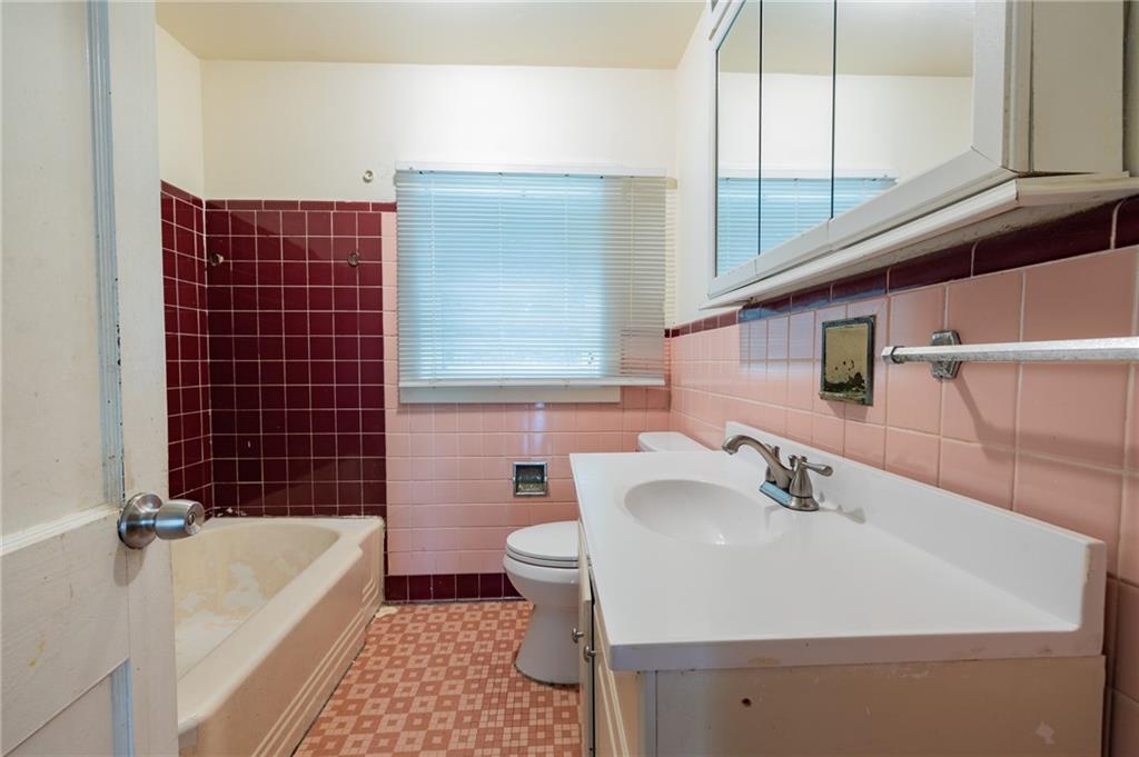 3838 Old Gordon Road Northwest Atlanta, GA 30336 - Photo 18 of 23 a bathroom with a sink a toilet and bathtub
