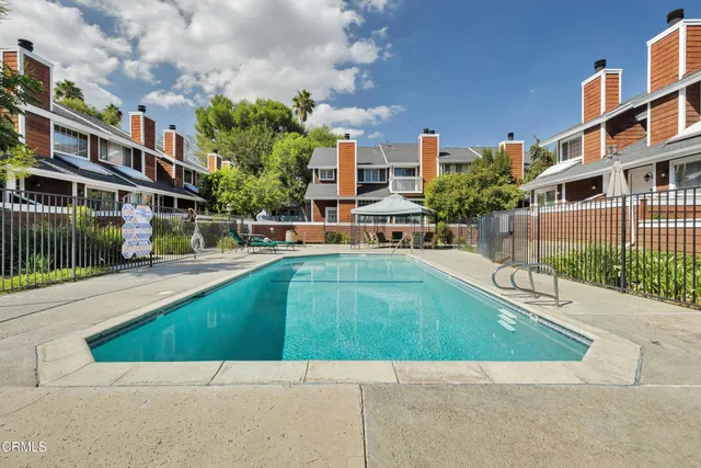 $585,000 | 19431 Sherman Way, Unit 6, Reseda, CA 91335