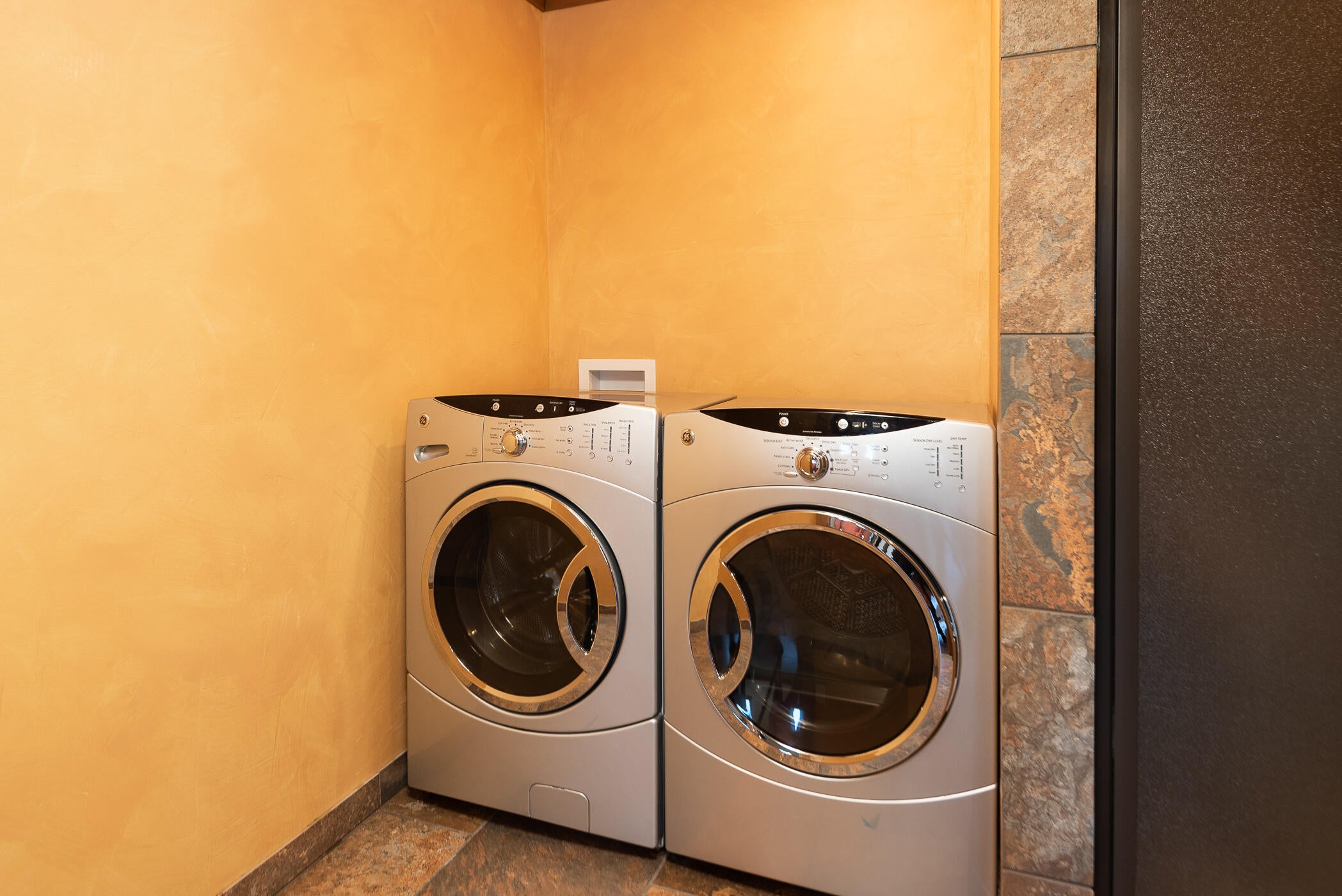 65025 Hunnell Road Bend, OR 97703 - Photo 28 of 50 29Laundry