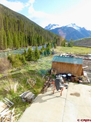 a view of yard with green space