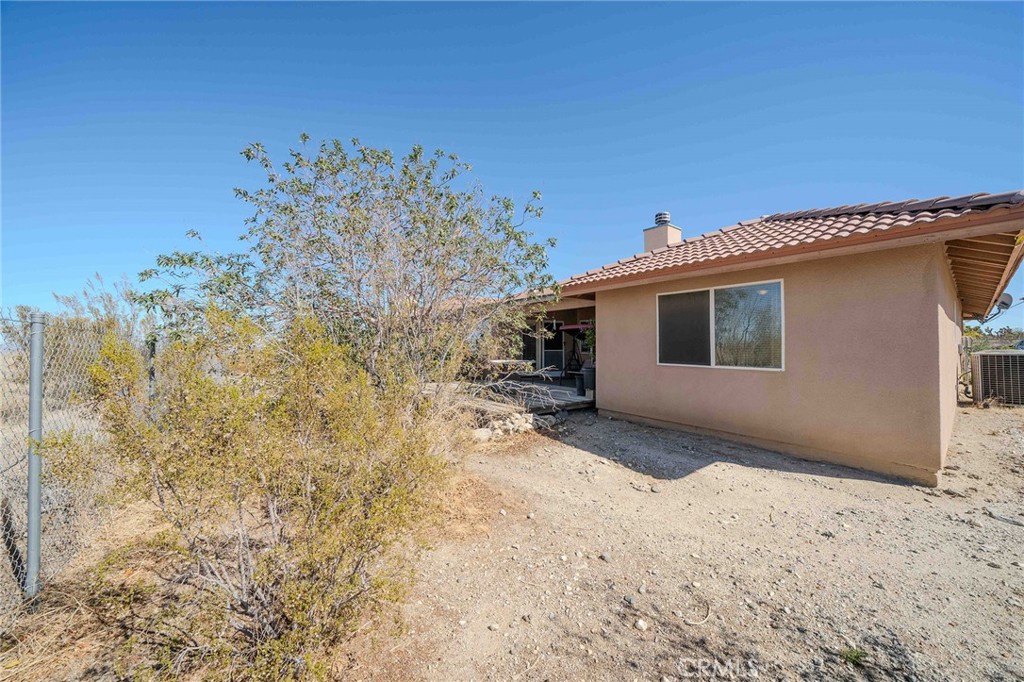 11522 Ponderosa Road Pinon Hills, CA 92372 - Photo 46 of 46 a view of a house with a snow in the background