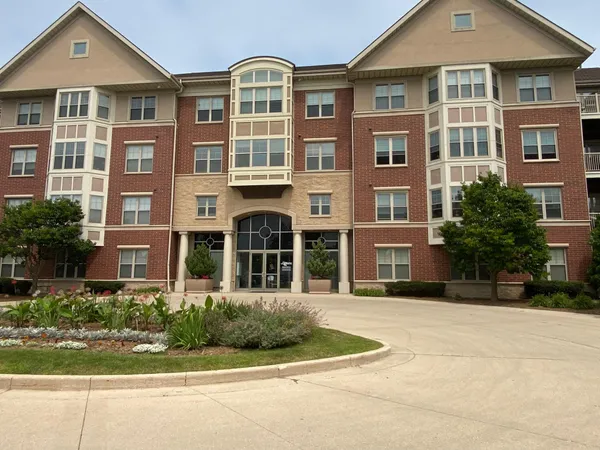 $1,995 | 4110 South Lake Drive, Unit 244, St. Francis, WI 53235