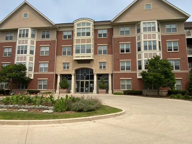 $1,795 | 4110 South Lake Drive, Unit 244, St. Francis, WI 53235