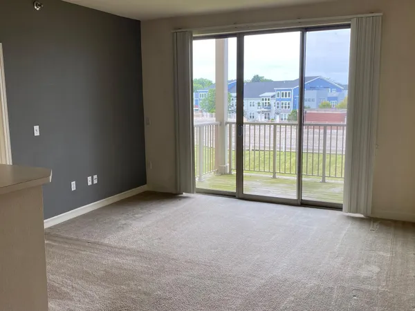 $1,995 | 4110 South Lake Drive, Unit 244, St. Francis, WI 53235