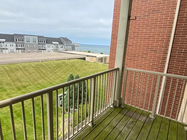 $1,995 | 4110 South Lake Drive, Unit 244, St. Francis, WI 53235