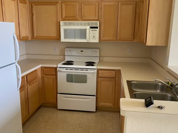 $1,995 | 4110 South Lake Drive, Unit 244, St. Francis, WI 53235