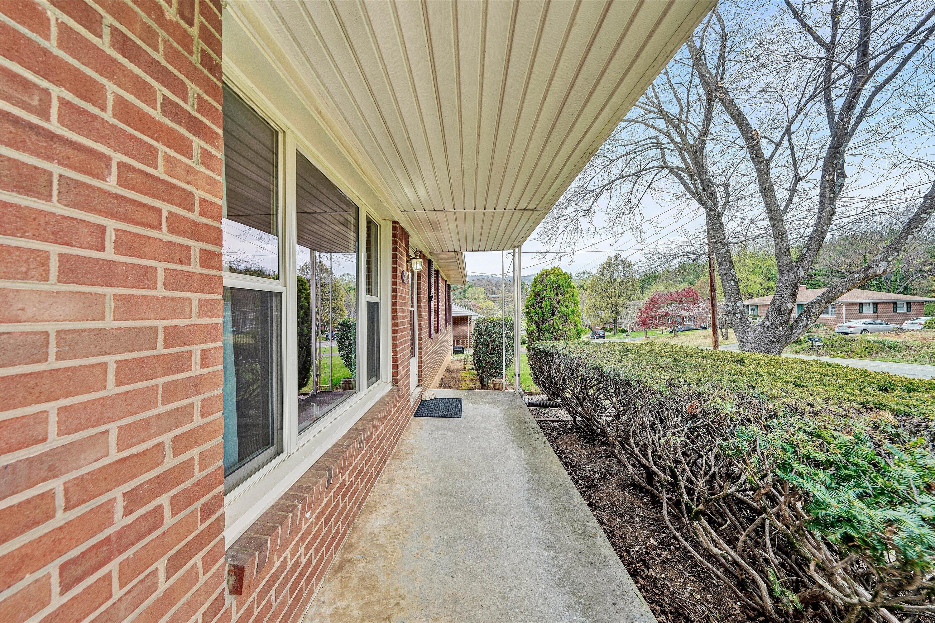 5240 Grandin Rd Extension Roanoke, VA 24018 - Photo 4 of 26 5240 Grandin 4