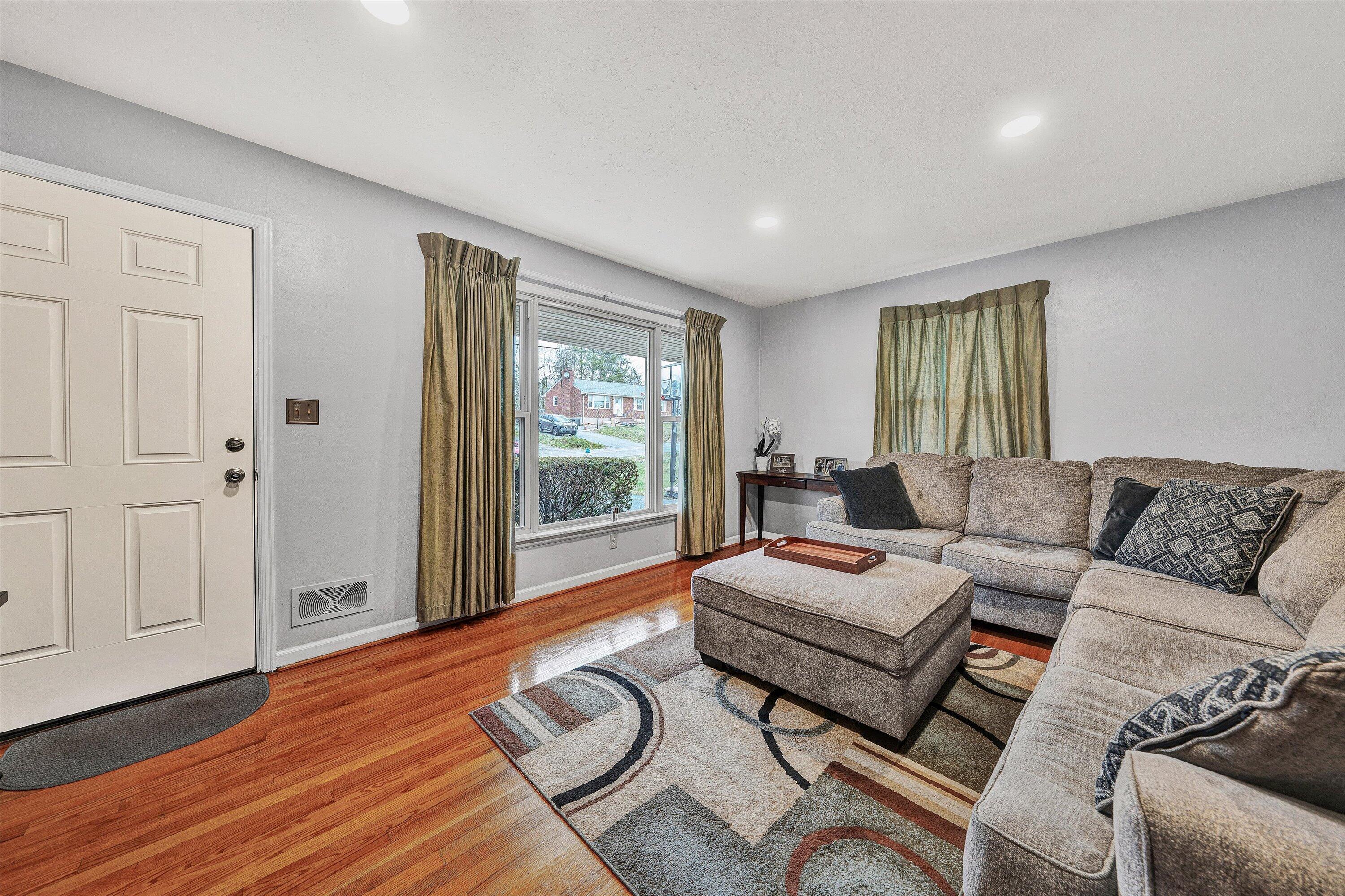 5240 Grandin Rd Extension Roanoke, VA 24018 - Photo 5 of 26 5240 Grandin 5