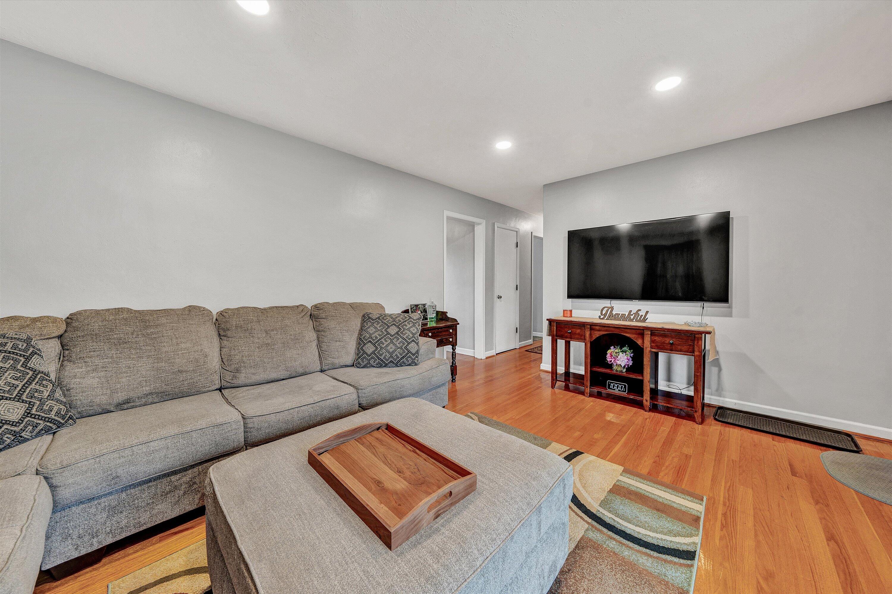 5240 Grandin Rd Extension Roanoke, VA 24018 - Photo 6 of 26 5240 Grandin 6