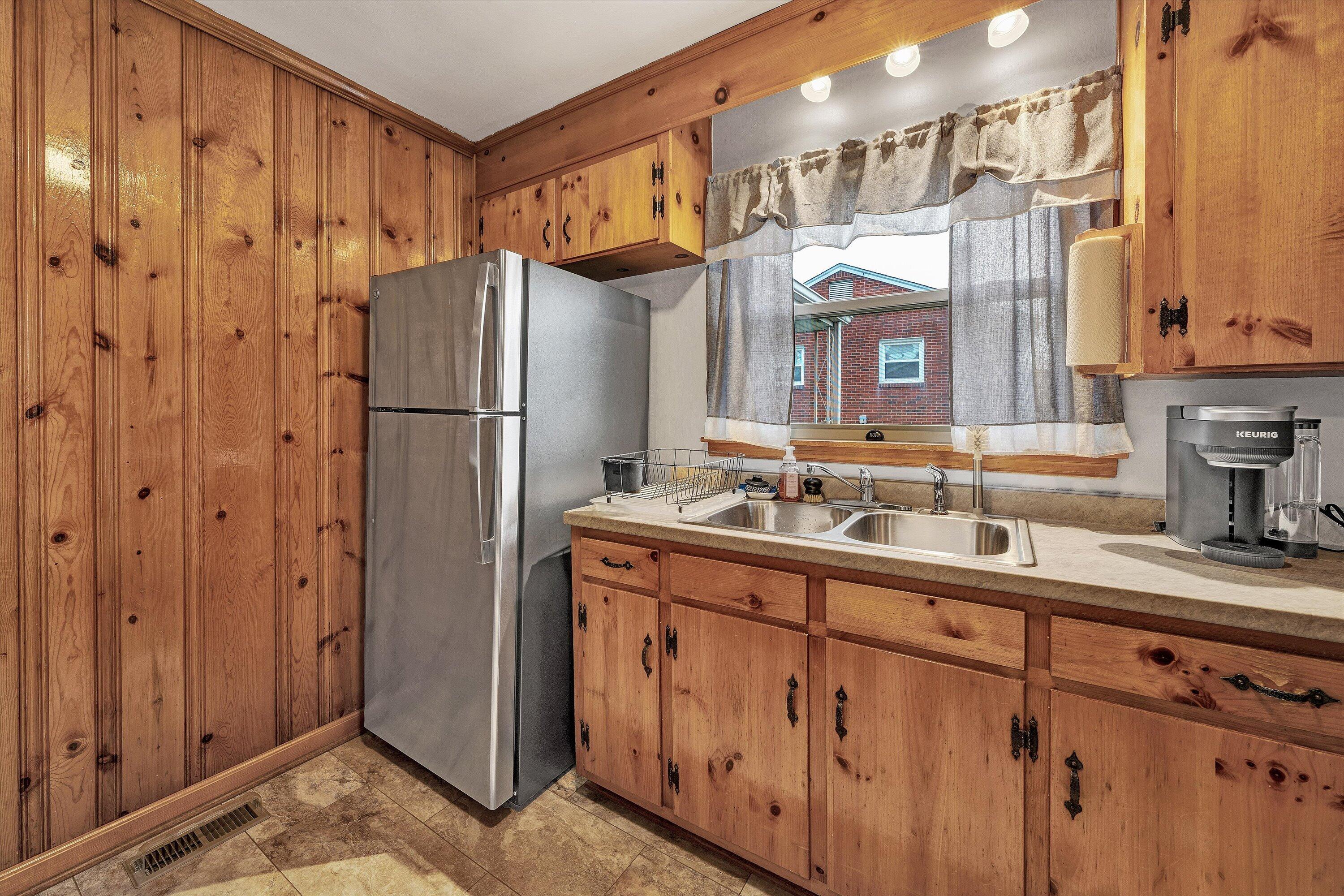 5240 Grandin Rd Extension Roanoke, VA 24018 - Photo 9 of 26 5240 Grandin 9