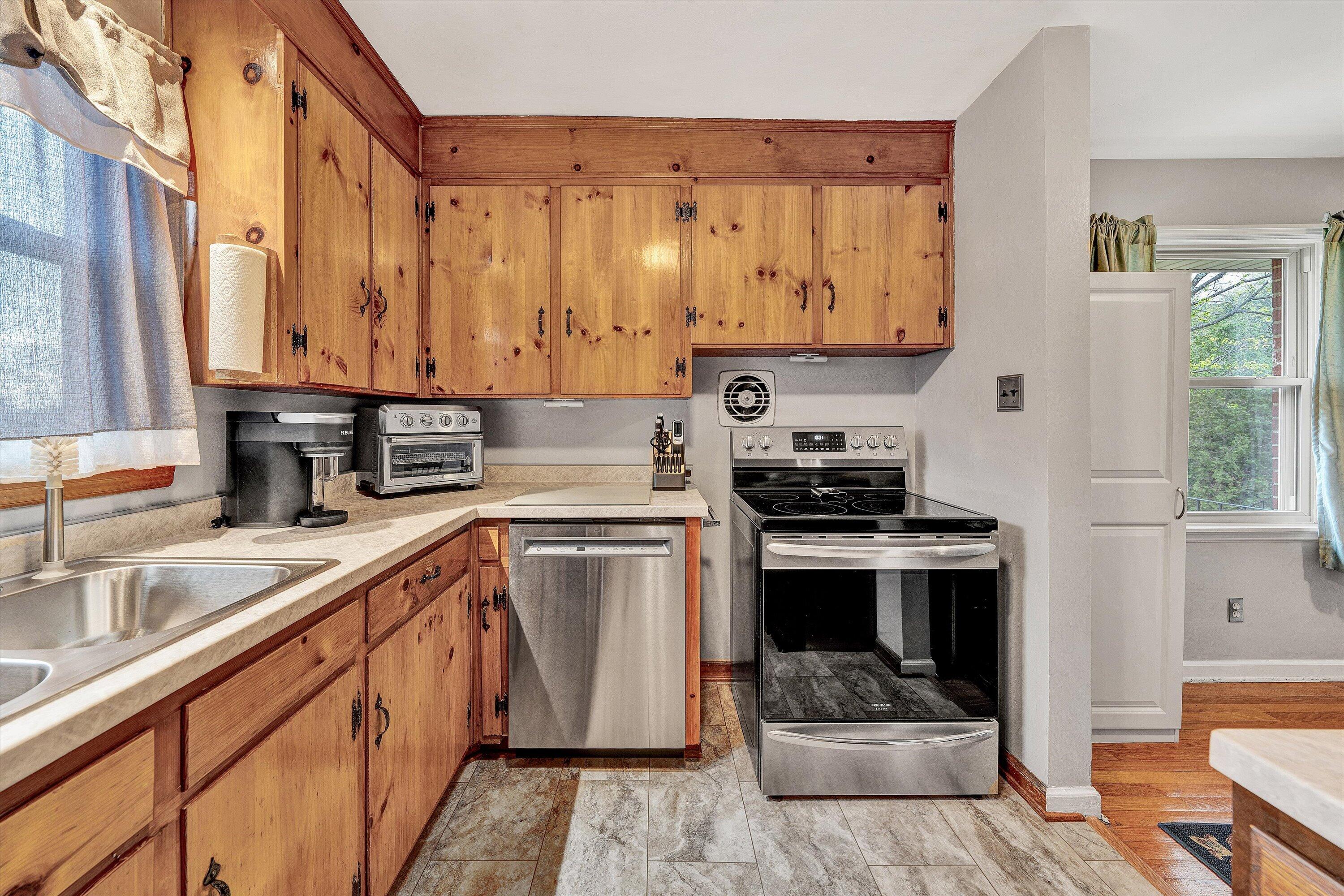 5240 Grandin Rd Extension Roanoke, VA 24018 - Photo 10 of 26 5240 Grandin 10