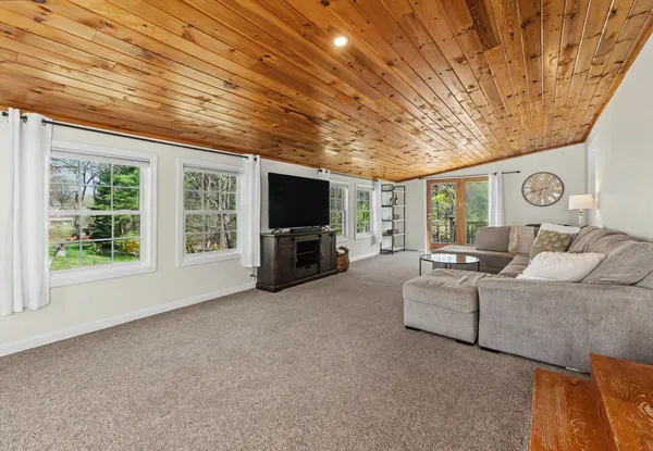 $575,000 | 96 Fordway Extension, Derry, NH 03038