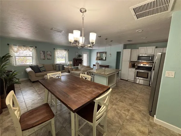 $1,995 | 1008 Estremadura Drive, Bradenton, FL 34209