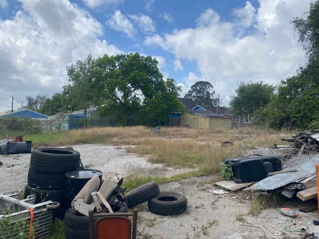 204 South 75th Street Houston, TX 77011 - Photo 14 of 15 a view of a backyard with sitting area