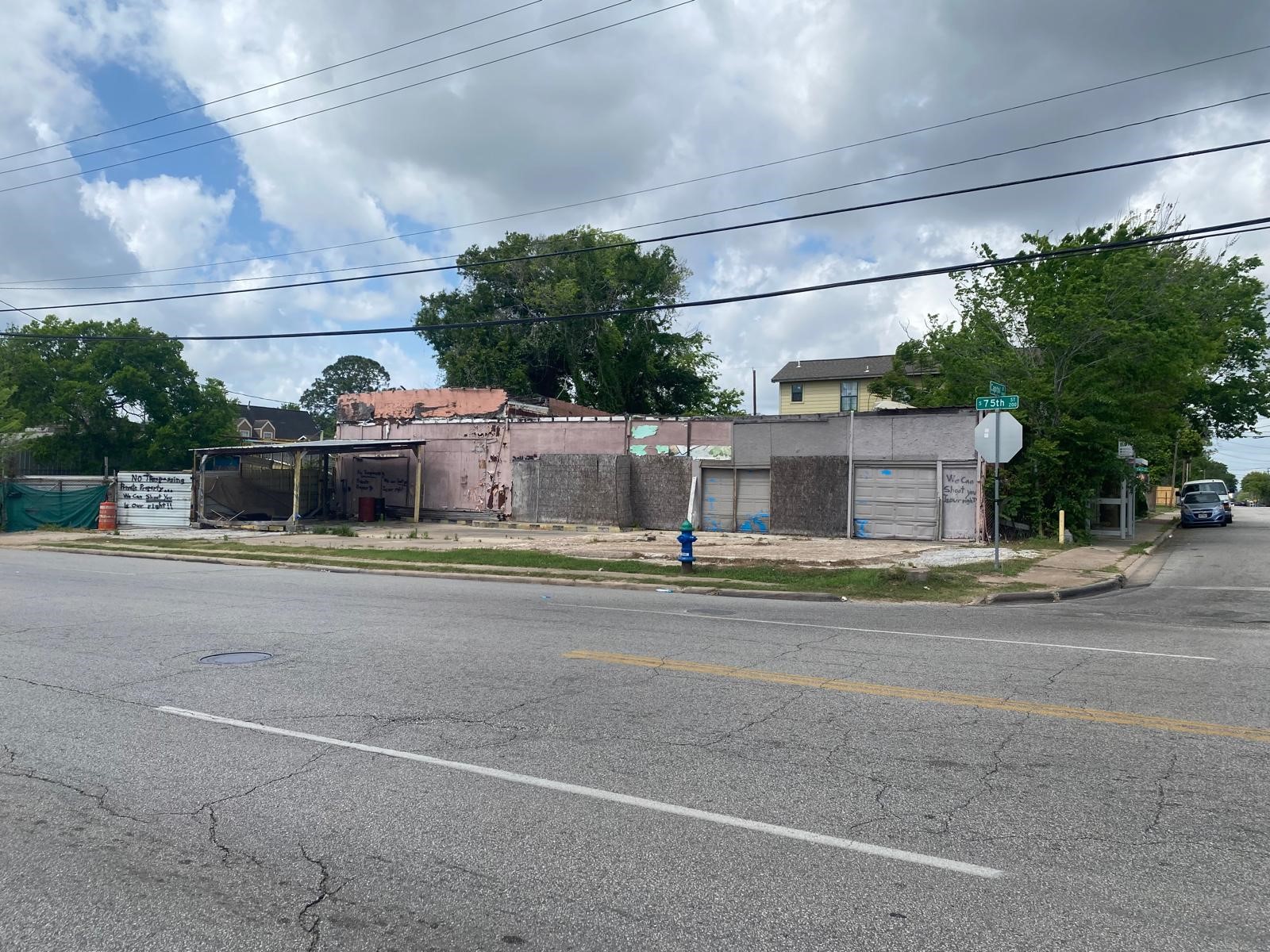 204 South 75th Street Houston, TX 77011 - Photo 3 of 15 a view of a street with a house