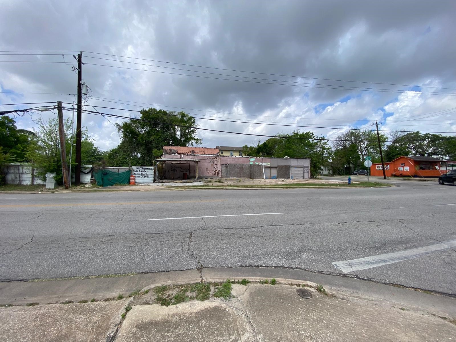 204 South 75th Street Houston, TX 77011 - Photo 4 of 15 a view of a street