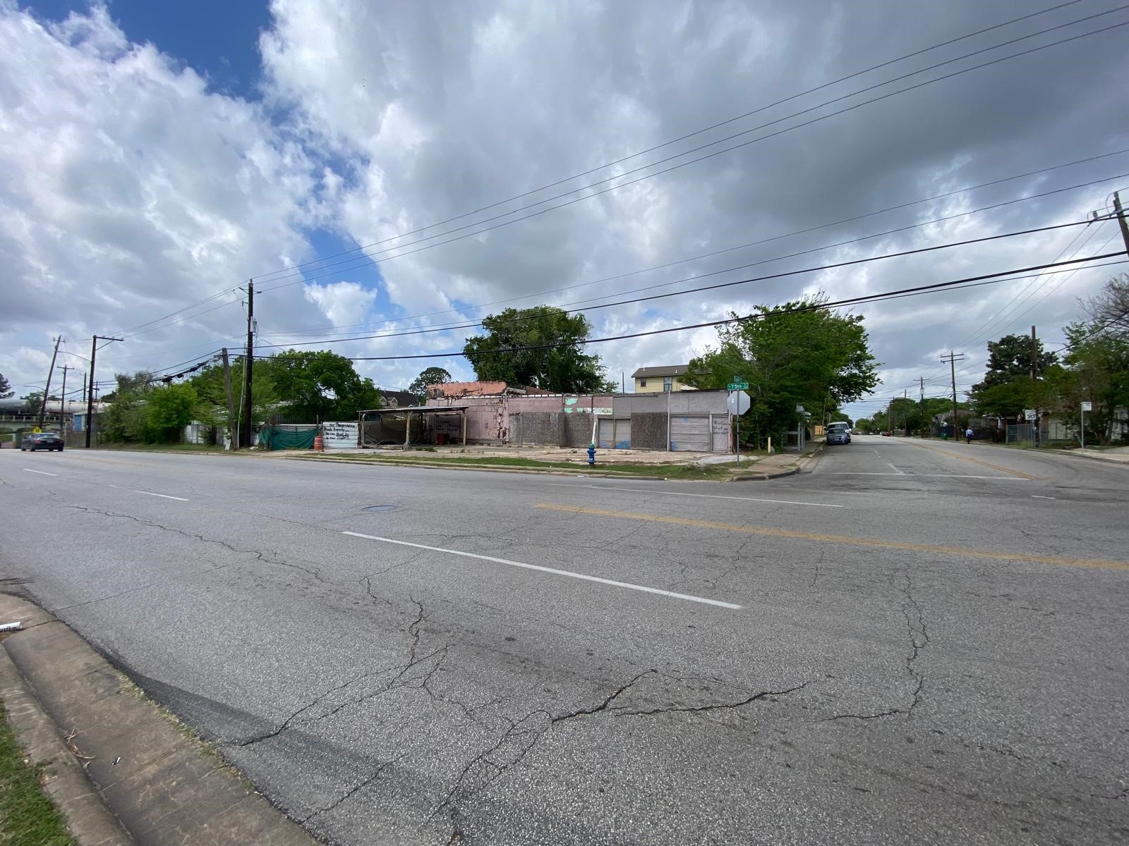 204 South 75th Street Houston, TX 77011 - Photo 6 of 15 a view of a street